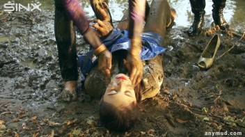 Naughty Thief Gets Into Muddy Catfight With Police Woman Screencap 84 on www.sinx.com