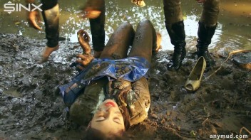 Naughty Thief Gets Into Muddy Catfight With Police Woman Screencap 85 on www.sinx.com