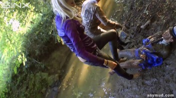 Naughty Thief Gets Into Muddy Catfight With Police Woman Screencap 90 on www.sinx.com