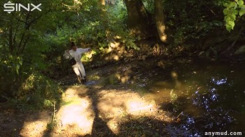 Naughty Thief Gets Into Muddy Catfight With Police Woman Screencap 12 on www.sinx.com