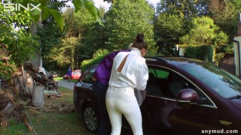 Naughty Thief Gets Into Muddy Catfight With Police Woman Screencap 2 on www.sinx.com