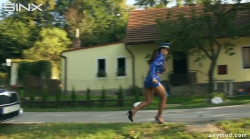 Naughty Thief Gets Into Muddy Catfight With Police Woman Screencap 3 on www.sinx.com