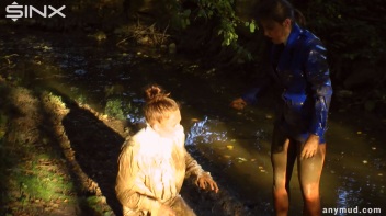Naughty Thief Gets Into Muddy Catfight With Police Woman Screencap 38 on www.sinx.com