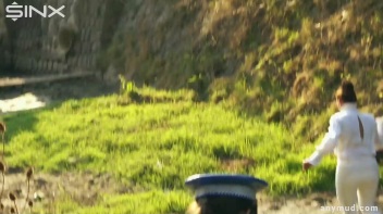 Naughty Thief Gets Into Muddy Catfight With Police Woman Screencap 4 on www.sinx.com