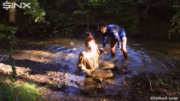 Naughty Thief Gets Into Muddy Catfight With Police Woman Screencap 40 on www.sinx.com