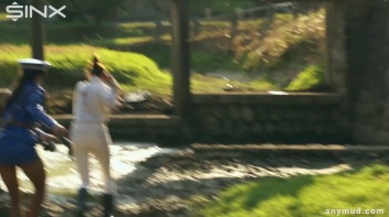 Naughty Thief Gets Into Muddy Catfight With Police Woman Screencap 5 on www.sinx.com