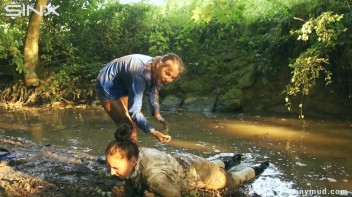 Naughty Thief Gets Into Muddy Catfight With Police Woman Screencap 54 on www.sinx.com