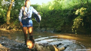 Naughty Thief Gets Into Muddy Catfight With Police Woman Screencap 55 on www.sinx.com