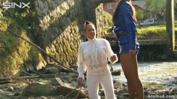 Naughty Thief Gets Into Muddy Catfight With Police Woman Screencap 6 on www.sinx.com