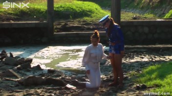 Naughty Thief Gets Into Muddy Catfight With Police Woman Screencap 7 on www.sinx.com