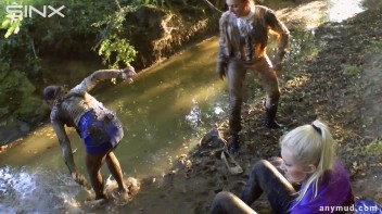 Naughty Thief Gets Into Muddy Catfight With Police Woman Screencap 74 on www.sinx.com