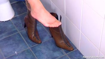 Leony's Very Satisfying Piss! Screencap 35 on www.sinx.com