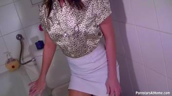 Leony's Very Satisfying Piss! Screencap 5 on www.sinx.com