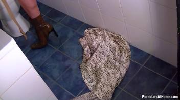 Leony's Very Satisfying Piss! Screencap 52 on www.sinx.com