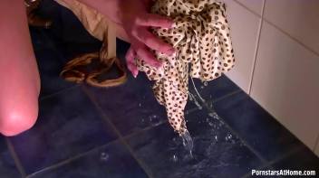 Leony's Very Satisfying Piss! Screencap 59 on www.sinx.com