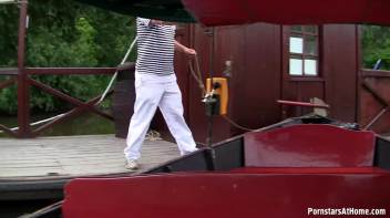 Sucking On The Dock Of The Bay Screencap 1 on www.sinx.com