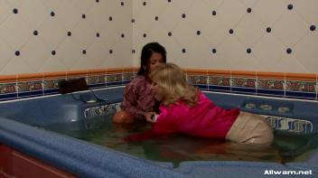 Lady Love In The Tub Screencap 93 on www.sinx.com