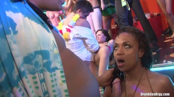 Bikini Beach Balls Part 4 - Cam 2 Screencap 11 on www.sinx.com