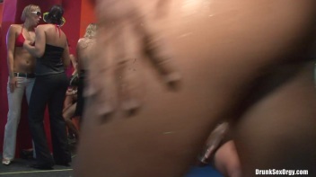 Bikini Beach Balls Part 4 - Cam 2 Screencap 60 on www.sinx.com