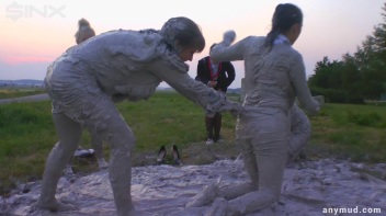 Mud Wrestling Babes Messy Catfighting Screencap 59 on www.sinx.com