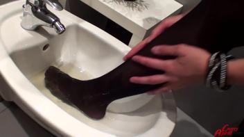 Tons Of Fun In The Washroom Screencap 39 on www.sinx.com