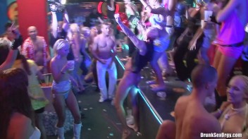 Bikini Beach Balls Part 5 - Cam 3 Screencap 54 on www.sinx.com