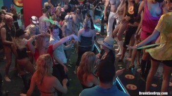 Bikini Beach Balls Part 5 - Cam 3 Screencap 69 on www.sinx.com