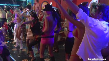 Bikini Beach Balls Part 5 - Cam 3 Screencap 80 on www.sinx.com