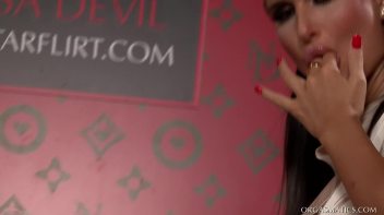 Jewels and Juicy Pussies Screencap 16 on www.sinx.com