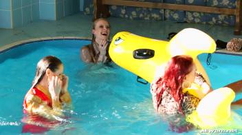 Eurobabe Pool Play Screencap 89 on www.sinx.com