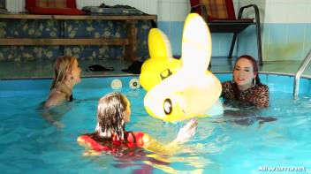 Eurobabe Pool Play Screencap 81 on www.sinx.com