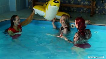 Eurobabe Pool Play Screencap 82 on www.sinx.com