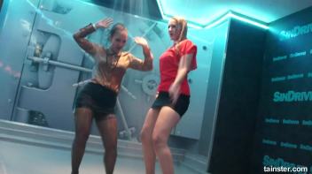 Sexy Shower Girls Screencap 31 on www.sinx.com