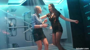 Sexy Shower Girls Screencap 54 on www.sinx.com