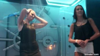 Sexy Shower Girls Screencap 72 on www.sinx.com