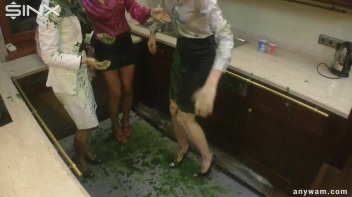 Wet and Messy Babes' Food Catfight Screencap 56 on www.sinx.com