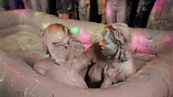 Elegant Muddy Wrestling? Screencap 24 on www.sinx.com