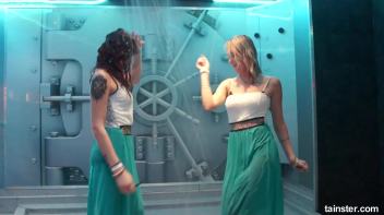 Teasing babes getting dripping wet Screencap 61 on www.sinx.com