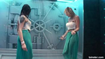 Teasing babes getting dripping wet Screencap 63 on www.sinx.com