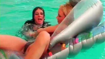 Play Fighting Turns Serious In The Pool Screencap 92 on www.sinx.com