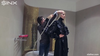 Blonde and brunette shampooing one another Screencap 1 on www.sinx.com