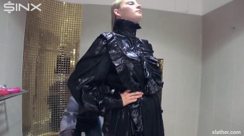 Blonde and brunette shampooing one another Screencap 3 on www.sinx.com