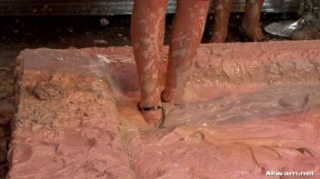 Mud Battling Eurobabe Freaks Screencap 2 on www.sinx.com