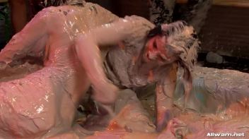 Mud Battling Eurobabe Freaks Screencap 28 on www.sinx.com