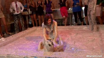Mud Battling Eurobabe Freaks Screencap 41 on www.sinx.com