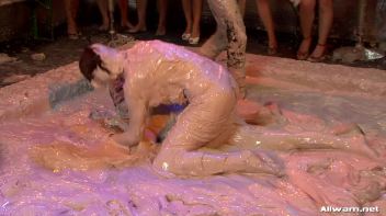 Mud Battling Eurobabe Freaks Screencap 56 on www.sinx.com