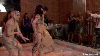 Mud Battling Eurobabe Freaks Screencap 66 on www.sinx.com
