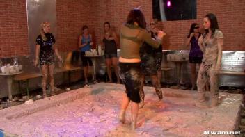 Mud Battling Eurobabe Freaks Screencap 7 on www.sinx.com