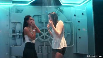 Sexy ladies getting wetter and wetter Screencap 30 on www.sinx.com