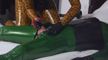 Latexgelüste 1 Screencap 18 on www.sinx.com